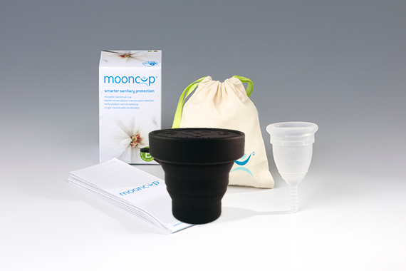 Image of MoonCup Maat B (menstruatiecup), < 30 jaar, met handige sterilisator