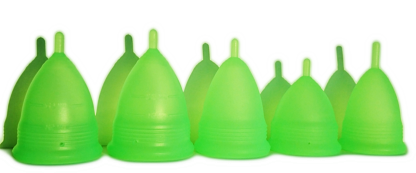 de vijf verschillende modellen van de groene cup menstruatiecups op een rij van model 1 tot 5.