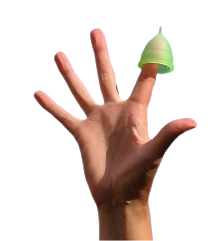 Een opgestoken rechter hand met gespreide vingers. Met op de wijsvinger een De groene cup model 4 (low cervix) op zijn kop. Als een soort van vingerhoed.