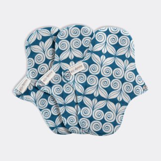 afbeelding van de onderkant van 3 eco femme inlegkruisjes natural range liggend in een waaier. De onderkant heeft een blauw met wit motief.