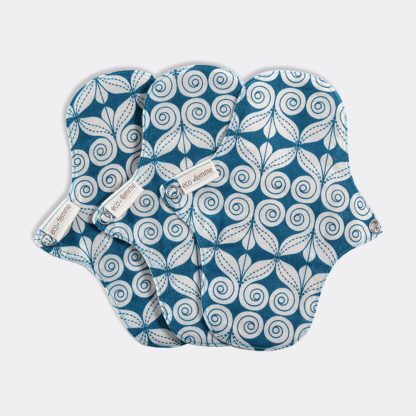 afbeelding van de onderkant van 3 eco femme inlegkruisjes natural range liggend in een waaier. De onderkant heeft een blauw met wit motief.