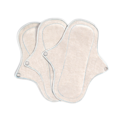 3 eco femme natural range inlegkruisjes van bovenaf in een waaier vorm. Ze hebben een natuurlijk witte bovenzijde
