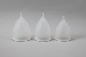 de menstruatiecups in drie maten op een rij L, M en S