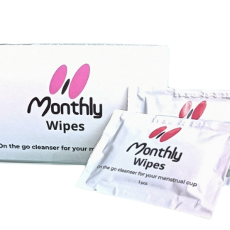 Een verpakking MonthlyCup Wipes van voren gezien. Met rechts ervan 2 verpakte wipes ernaast