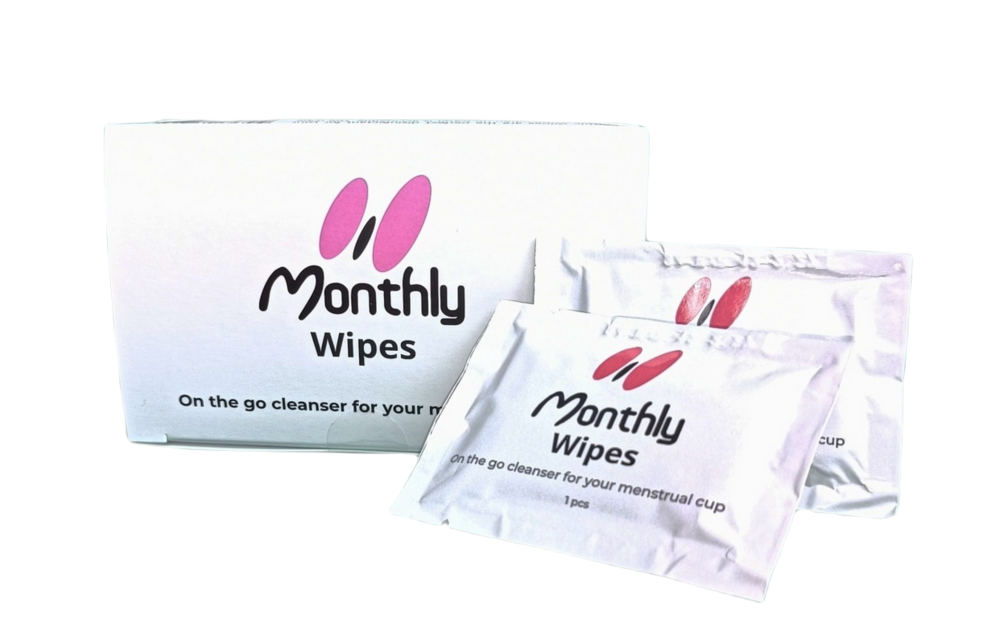 Een verpakking MonthlyCup Wipes van voren gezien. Met rechts ervan 2 verpakte wipes ernaast