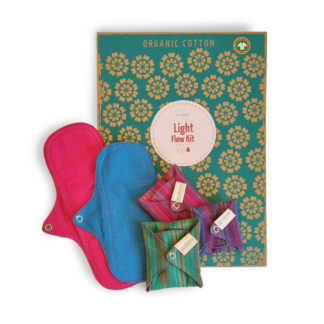 Light flow kit verpakking met de 2 pantyliners, 2 daypads en een daypad plus in de vibrant range er half naast gelegd