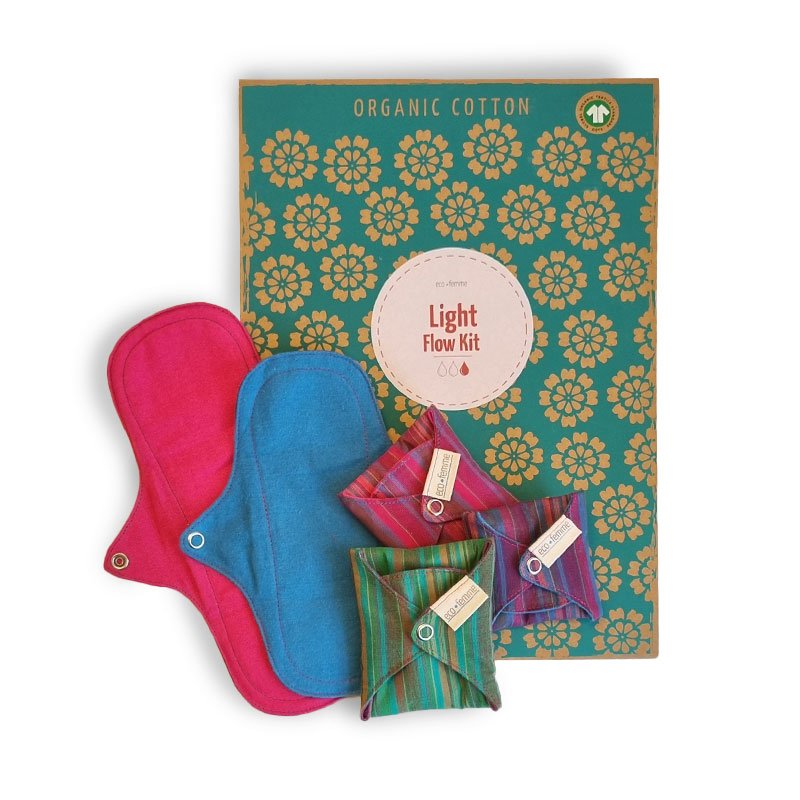 Light flow kit verpakking met de 2 pantyliners, 2 daypads en een daypad plus in de vibrant range er half naast gelegd
