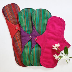 De inhoud van de medium flow kit in de vibrant range kleuren liggend in een waaier van groot naar klein
