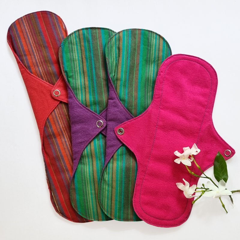 De inhoud van de medium flow kit in de vibrant range kleuren liggend in een waaier van groot naar klein