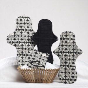 Speelse afbeelding van de Heavy flow kit verbanden van de Black Organic range